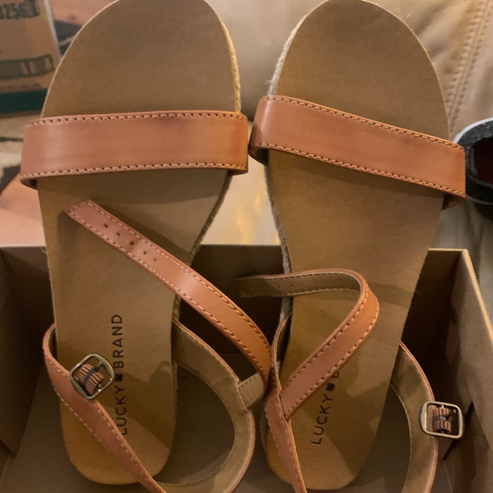 Brand new Lucky Brand sandals!!